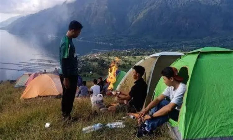 Kegiatan camping di Siosar Puncak 2000